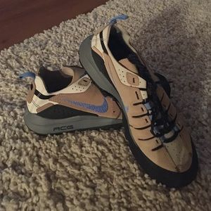 Sz 9.5 nike sneaker/hiker shoes