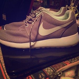 Grey Nike roshes TRADED