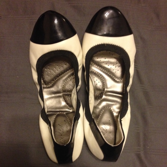 **Discounted!! Black and White Flats