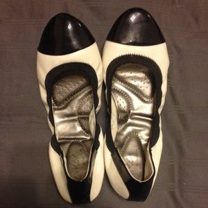 **Discounted!! Black and White Flats