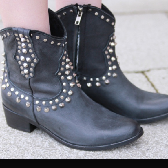Steve Madden swaret bootie - Picture 1 of 2