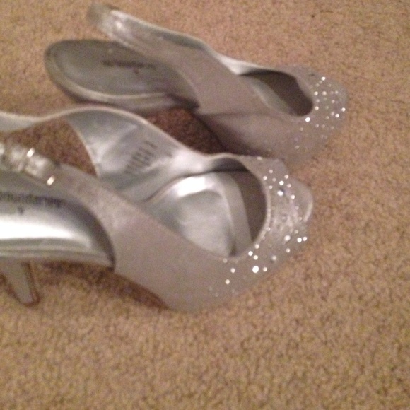 Silver heels - Picture 2 of 3