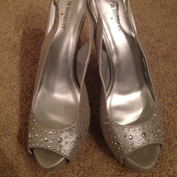 Silver heels - Picture 3 of 3
