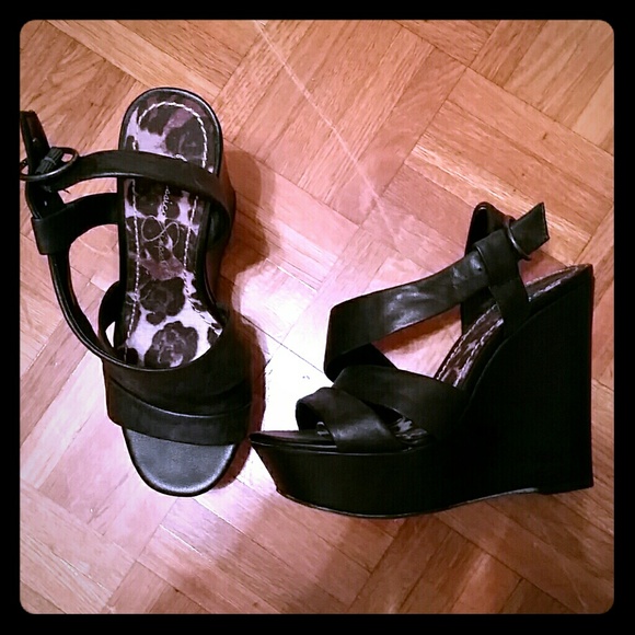 Jessica Simpson black wedges