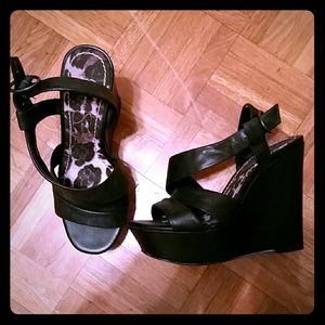 Jessica Simpson black wedges
