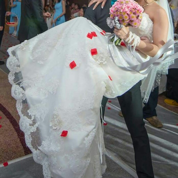 Wedding gown :) Offer me! Thanks. - Picture 3 of 4