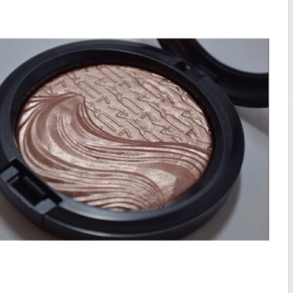 Authentic MAC Superb highlight