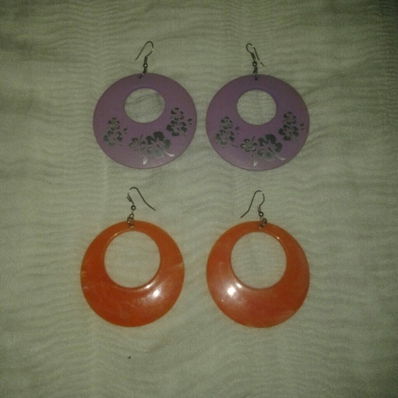 2 pairs of earings