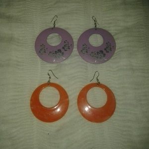 2 pairs of earings