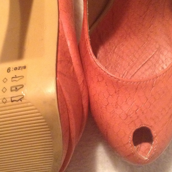 SOLD✨Coral Peep Toe Platform Heels - Picture 3 of 4