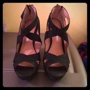 Black wedges
