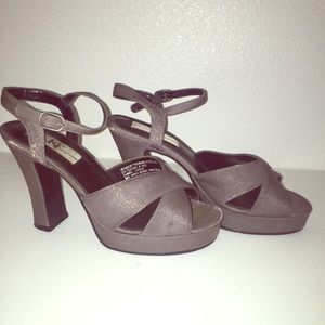 Grey cute heels.🌠