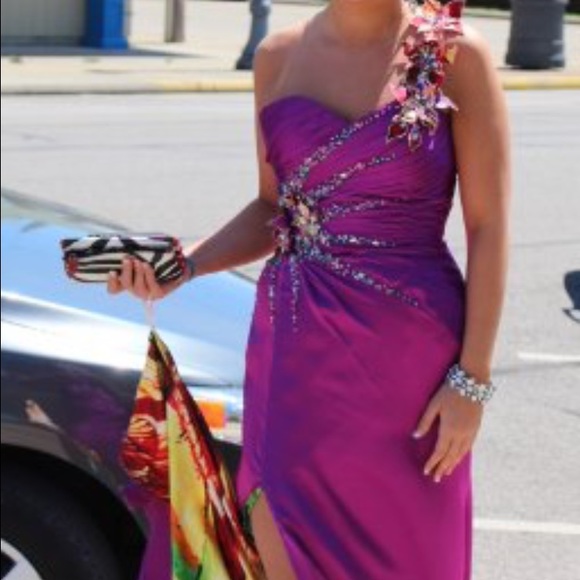 Formal Dress - Picture 1 of 1