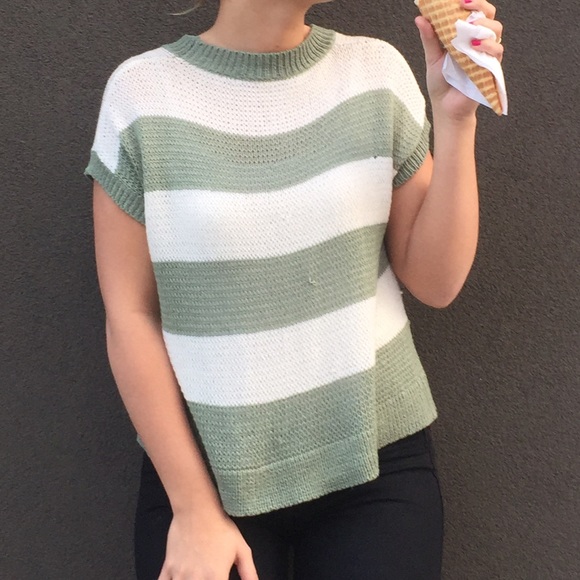 Short sleeve sweater