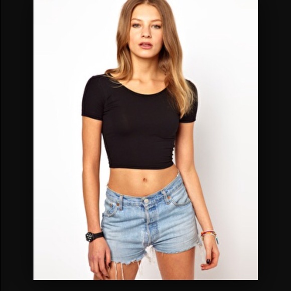 LOOKING FOR crop tops like this or similar! ☺️