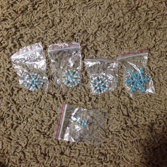 NWOT Snowflake hair clips