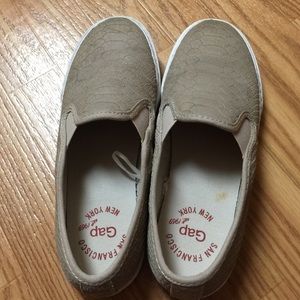 GAp slip on