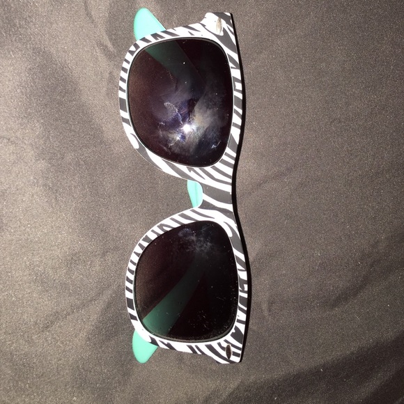 Zebra striped sunglasses - Picture 1 of 2