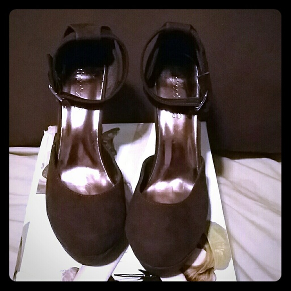 Shoes - Picture 1 of 3