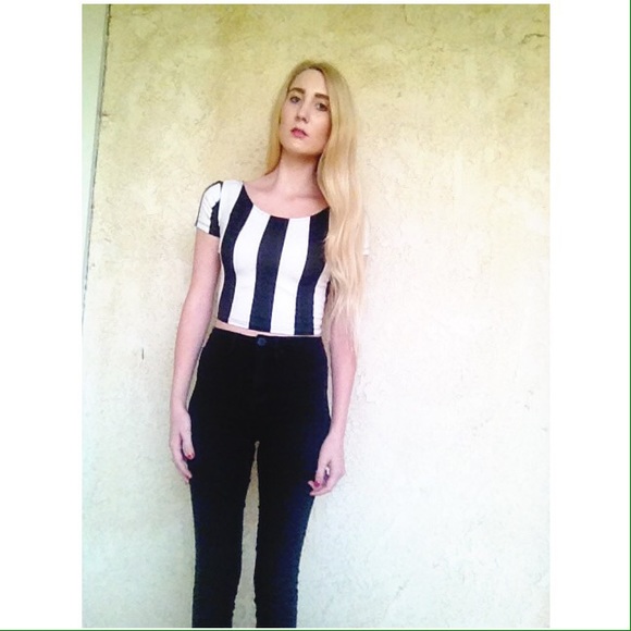 Forever 21 Tops - Forever 21 black and white striped crop top