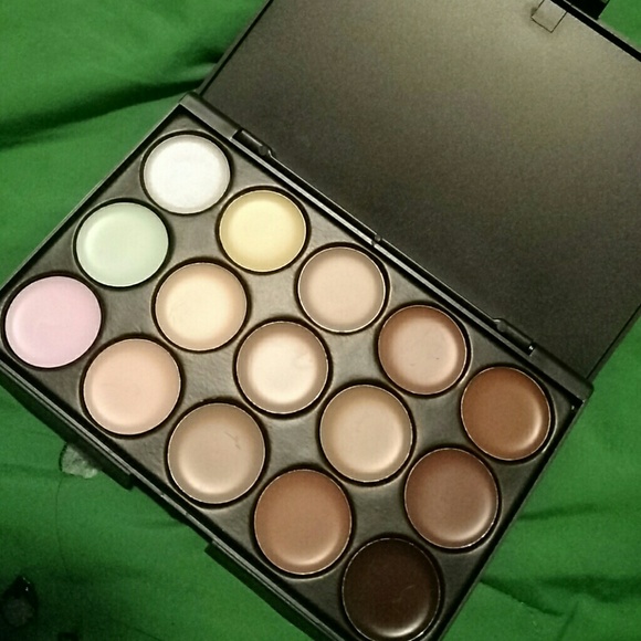 NWT contouring makeup pallette