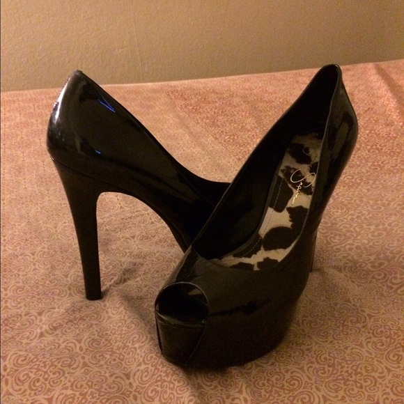 Jessica Simpsons black pumps