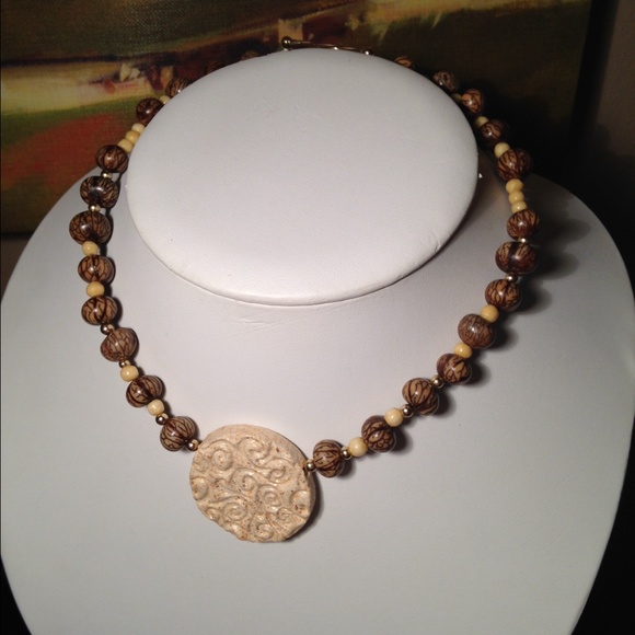 Off-white pottery necklace and earrings. - Picture 1 of 4