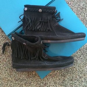 Minnetonka moccasins like new!!