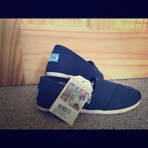 TOMS Women Classic Canvas Navy Slip On's