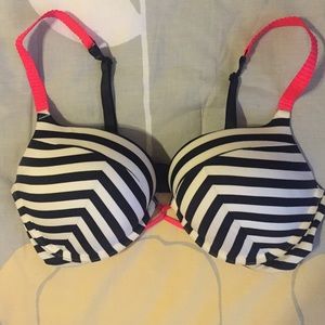 *Brand new Victoria's Secret Bombshell Plunge bra*