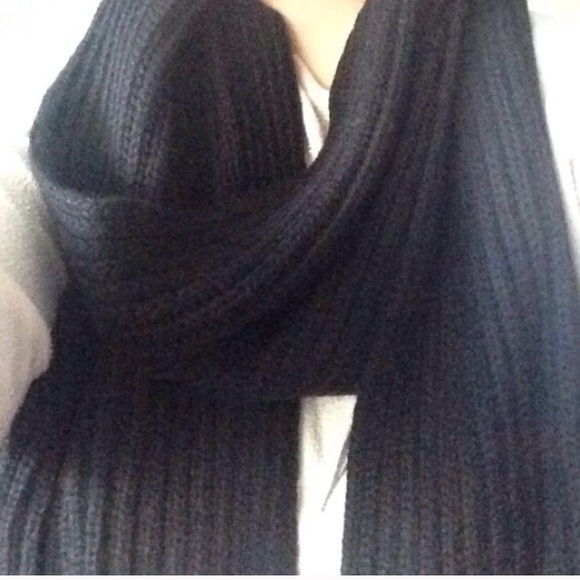 V.S. Black Knit Scarf