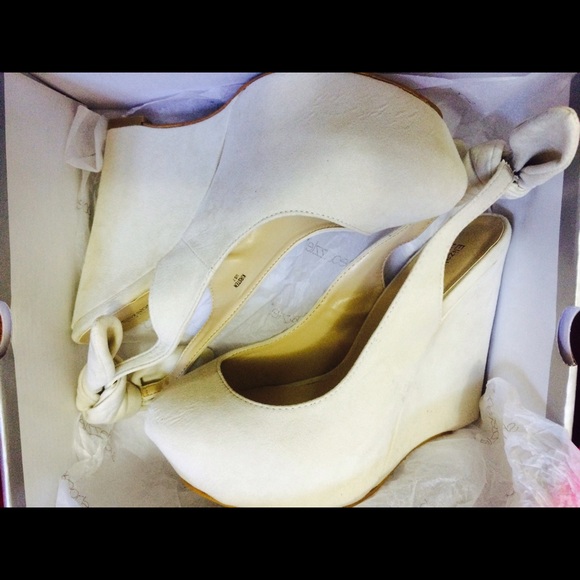 🎀💕Super cute soft white wedge heels 🎀 - Picture 2 of 4