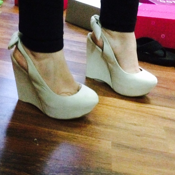 🎀💕Super cute soft white wedge heels 🎀 - Picture 3 of 4
