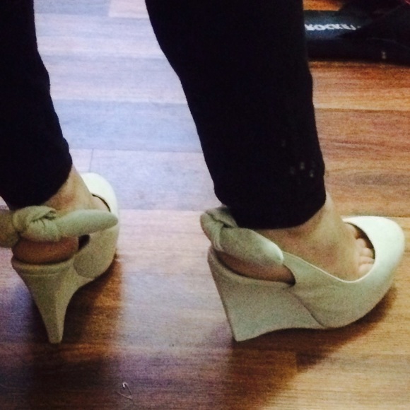 🎀💕Super cute soft white wedge heels 🎀 - Picture 4 of 4