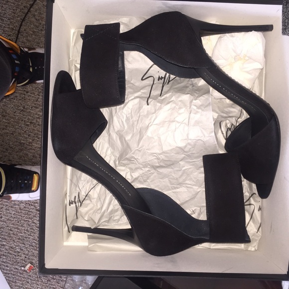 Black suede Giuseppe Zanotti pumps sz. 8