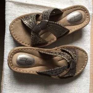Bronze, very comfy sandals