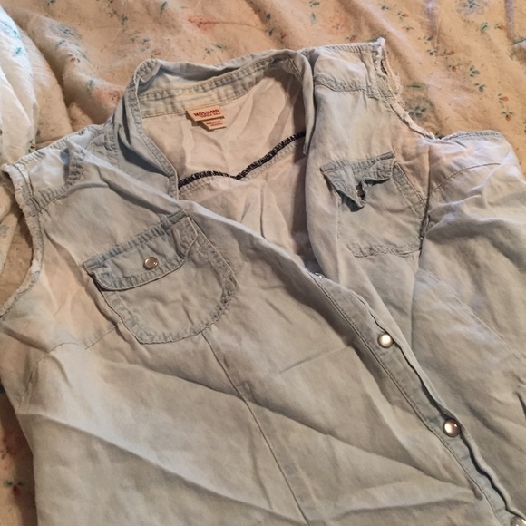 Bundled ✨Light wash denim vest/top - Picture 2 of 4