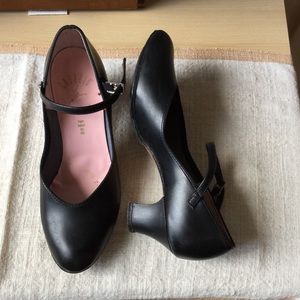 Black flamenco dance shoes