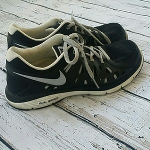 Nike dual fusion sneakers