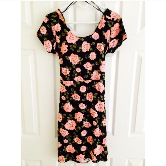 Floral dress with cutout back!
