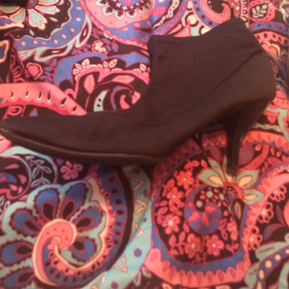 Heels - Picture 3 of 3