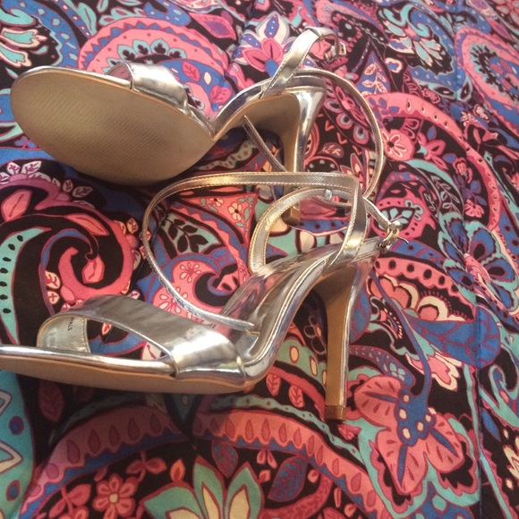 Silver heels - Picture 4 of 4