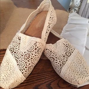 Off white Crochet TOMS