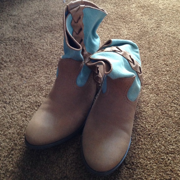 new never worn small cowgirl booties