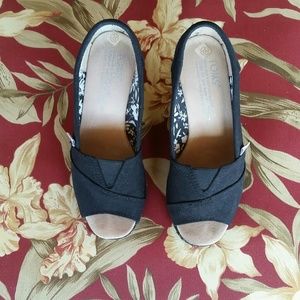 Toms black wedges