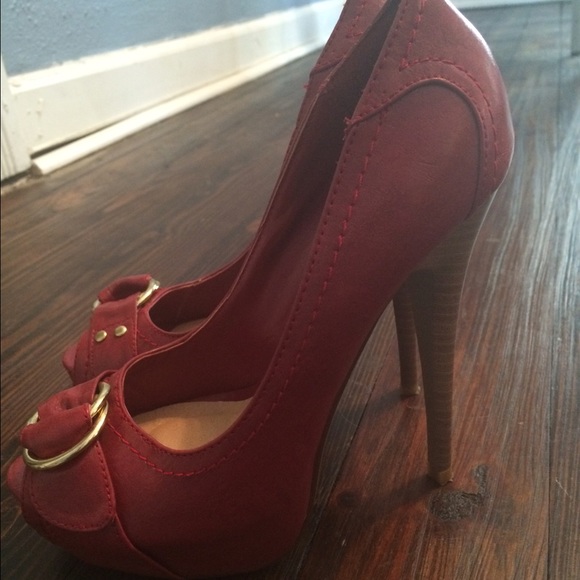 Beautiful Red Pumps - Picture 2 of 3