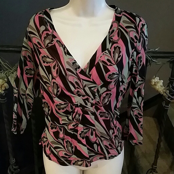 V Neck Bisou Bisou Cropped Sleeved Top