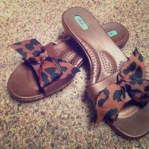Brown sandals with leopard bow