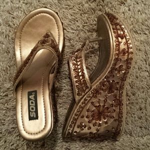 Flirty sequin sandals brown and gold tones.