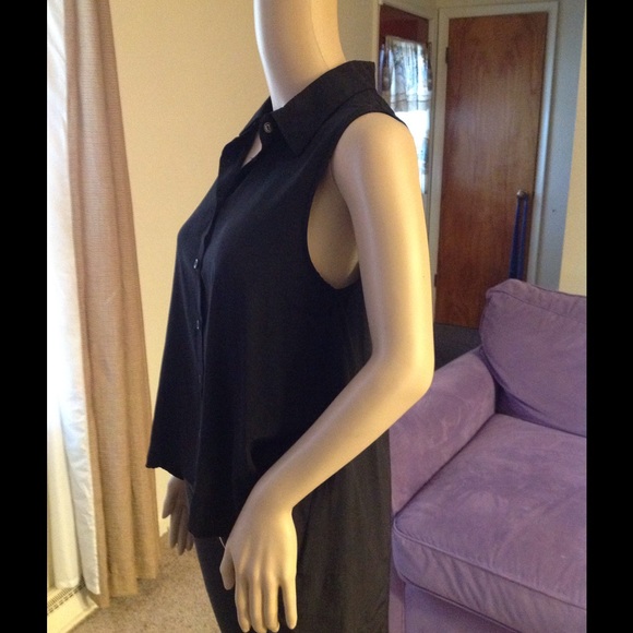 Amazing sleeveless top ๐ - Picture 2 of 4